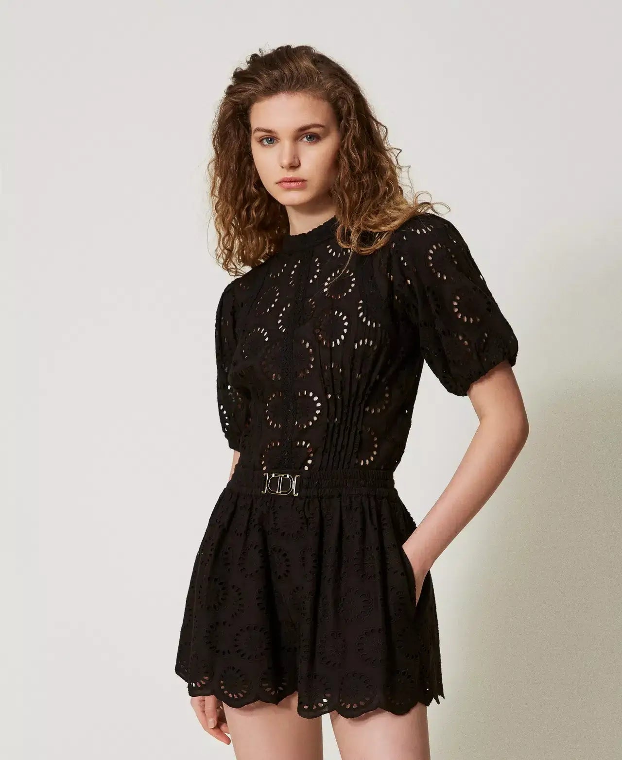 Short Nero Eyelet